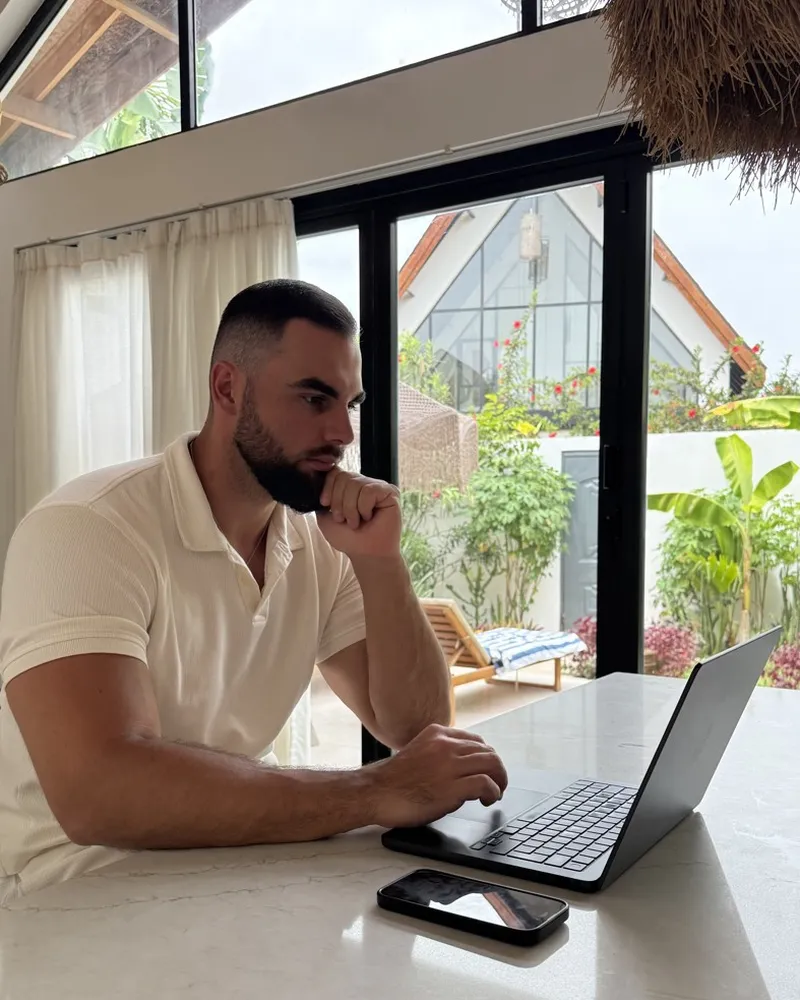 Kamil Owsianik analizuje raport podopiecznej przy laptopie